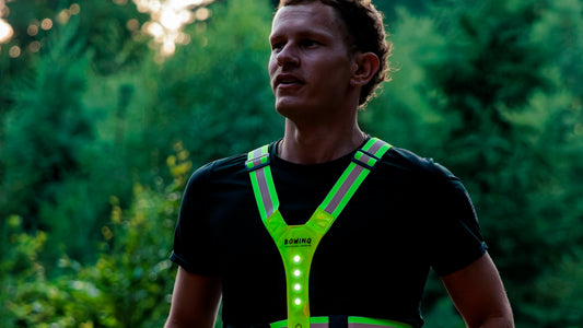 Hardloper in het bos met het neongele London 200 Neon LED-vest met reflecterende banden